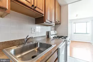 1300 S Arlington Ridge Rd, Arlington, VA 22202 - Photo 4