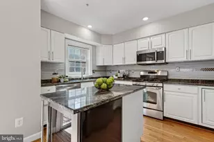 2402 N Greenbrier Ct, Arlington, VA 22207 - Photo 16