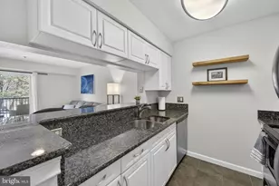 3313 Wyndham Cir, Alexandria, VA 22302 - Photo 10