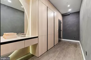 625 Slaters Ln, Alexandria, VA 22314 - Photo 2