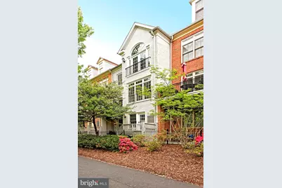 28 Alexander Street, Alexandria, VA 22314 - Photo 2