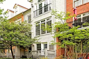 28 Alexander St, Alexandria, VA 22314 - Photo 2