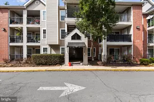 3308 Wyndham Cir, Alexandria, VA 22302 - Photo 6