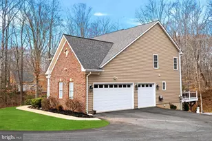 8360 Hickory Hollow Ct, Manassas, VA 20112 - Photo 2