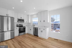 1742 Tiger Lily Cir, Woodbridge, VA 22192 - Photo 4