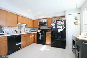 13568 Bentley Cir, Woodbridge, VA 22192 - Photo 6
