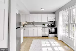 2557 Kingswood Ct, Woodbridge, VA 22192 - Photo 2