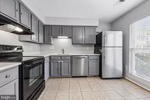 2856 Burgundy Pl, Woodbridge, VA 22192 - Photo 4