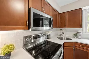 3110 Woods Cove Ln, Woodbridge, VA 22192 - Photo 4
