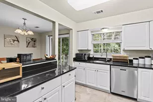 2860 Burgundy Pl, Woodbridge, VA 22192 - Photo 8