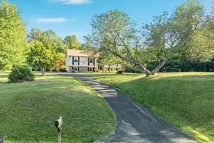8201 Morningside Dr, Manassas, VA 20112 - Photo 2