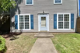 2877 Burgundy Pl, Woodbridge, VA 22192 - Photo 2