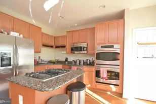 2454 Battery Hill Cir, Woodbridge, VA 22191 - Photo 4
