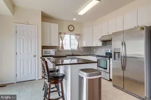 6805 Hollow Glen Ct, Gainesville, VA 20155 - Photo 4