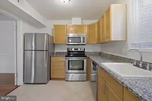 2832 Chablis Cir, Woodbridge, VA 22192 - Photo 4