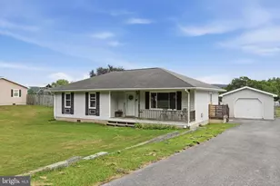 102 Wishbone Cir, Hedgesville, WV 25427 - Photo 2