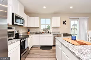 19 Chincoteague Ln, Martinsburg, WV 25403 - Photo 6