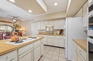 920 W Camino Sagasta, Green Valley, AZ 85622 - Photo 22