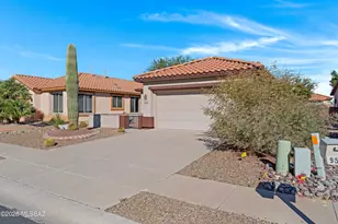 9513 N Twinkling Shadows Way, Tucson, AZ 85743 - Photo 2