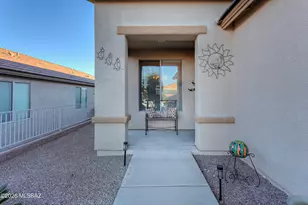 542 W Astruc Dr, Green Valley, AZ 85614 - Photo 6