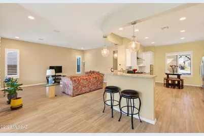 732 E Romsdalen Road, Oro Valley, AZ 85755 - Photo 2