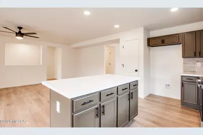 9410 E Grapevine Spring Place, Tucson, AZ 85710 - Photo 6