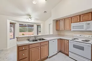 925 N Abrego Dr, Green Valley, AZ 85614 - Photo 8