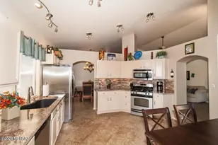 11122 N Desert Flower Dr, Tucson, AZ 85737 - Photo 2