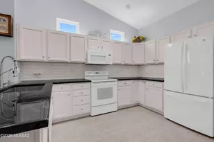 7515 W Suncatcher Dr, Tucson, AZ 85743 - Photo 14