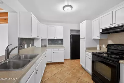 2272 E Blacklidge Drive, Tucson, AZ 85719 - Photo 4