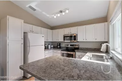 11561 N Eagle Peak Drive, Oro Valley, AZ 85737 - Photo 8