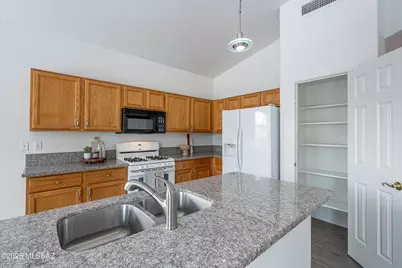 7790 E Castle Valley Way, Tucson, AZ 85750 - Photo 12