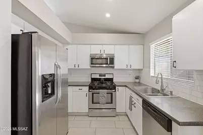 8078 N Streamside Avenue, Tucson, AZ 85741 - Photo 10