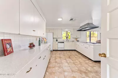 2635 E Camino La Zorrela, Tucson, AZ 85718 - Photo 10
