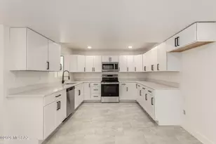 9035 E Berkshire Cir, Tucson, AZ 85710 - Photo 16