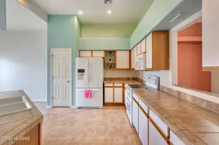 651 W Camino del Bondadoso, Green Valley, AZ 85614 - Photo 10
