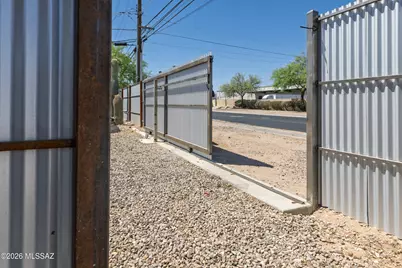 802 E Silverlake Road, Tucson, AZ 85713 - Photo 2