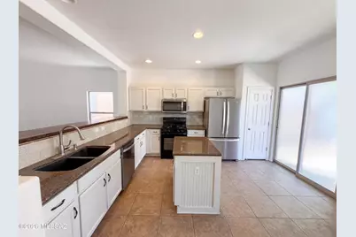 880 W Calle Valenciana, Sahuarita, AZ 85629 - Photo 2