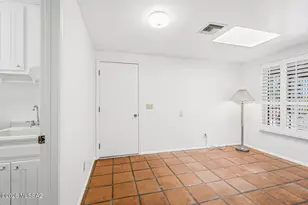 1121 N Abrego Dr, Green Valley, AZ 85614 - Photo 14