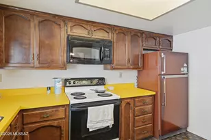 561 E San Moritz Pl, Oro Valley, AZ 85704 - Photo 10