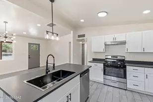 827 E Lester St, Tucson, AZ 85719 - Photo 2