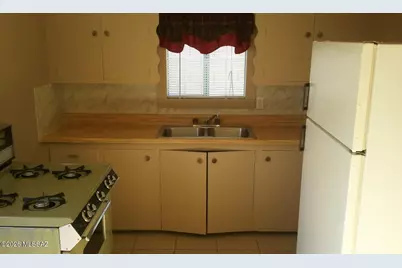 114 E Blacklidge Drive, Tucson, AZ 85705 - Photo 2