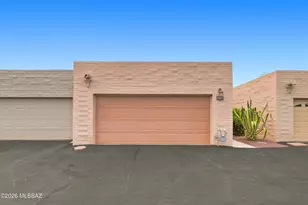 9267 E Desert Sands Ln, Tucson, AZ 85710 - Photo 2