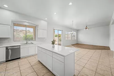 11701 N Pyramid Point Drive, Oro Valley, AZ 85737 - Photo 4