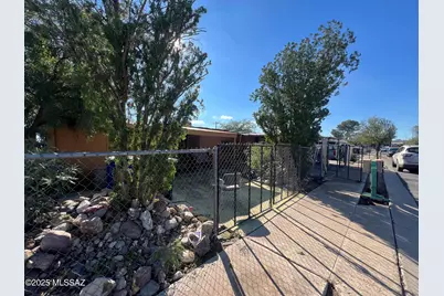 825 W Oahu Lane, Tucson, AZ 85756 - Photo 1