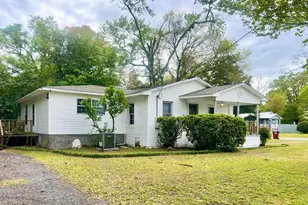 328 Dixie St, Crestview, FL 32536 - Photo 1