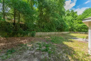 328 Lakeview Dr, Crestview, FL 32536 - Photo 2