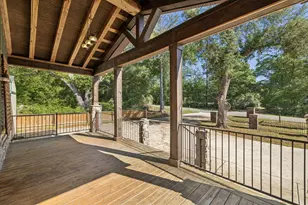 981 E Chestnut Ave, Crestview, FL 32539 - Photo 2