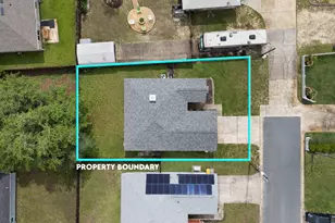 305 W Danielle Ct, Mary Esther, FL 32569 - Photo 2
