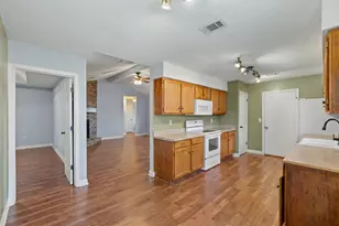 305 W Danielle Ct, Mary Esther, FL 32569 - Photo 12